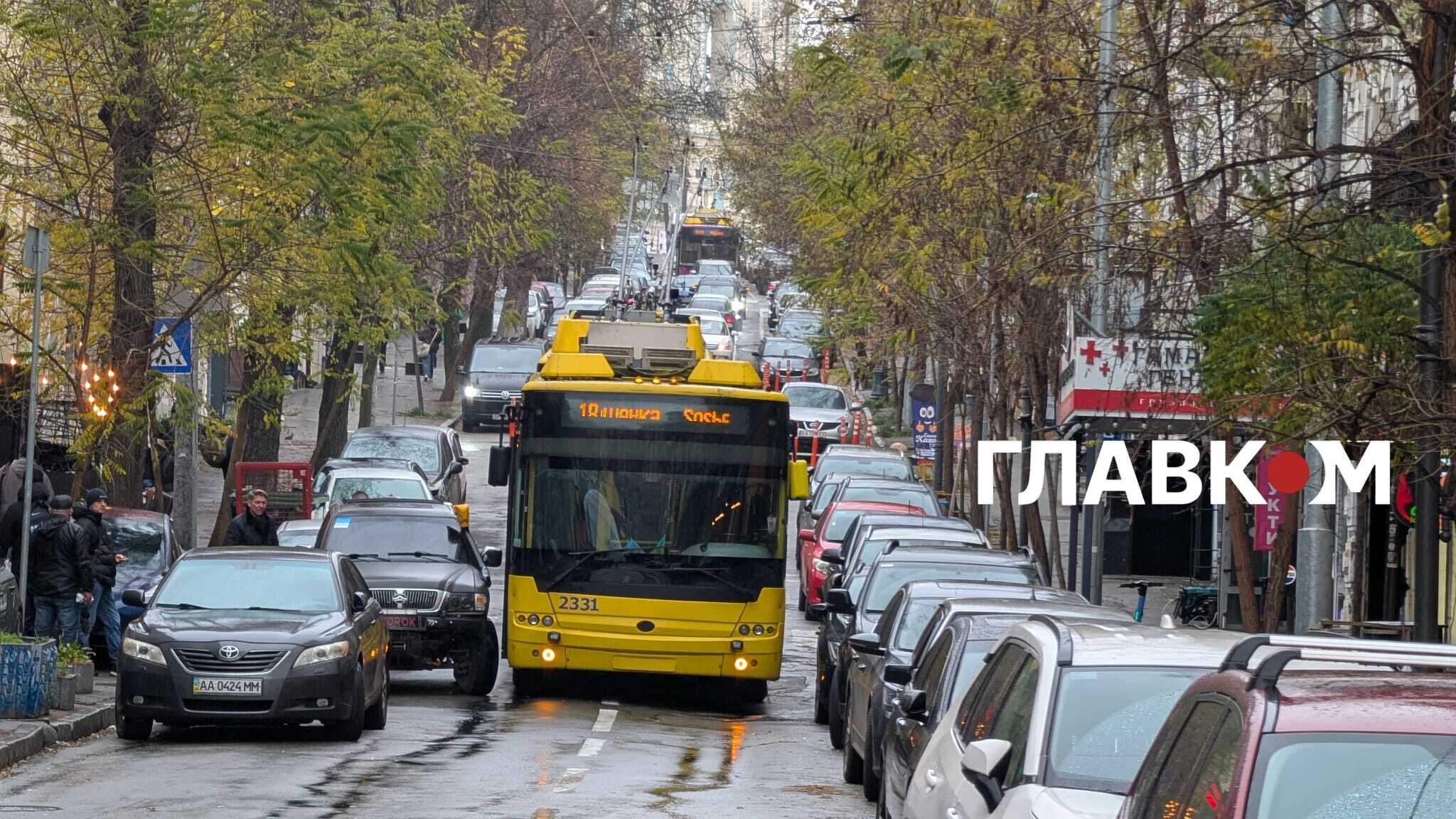 Рух центральною вулицею міста у пікові години ускладнив позашляхляховик