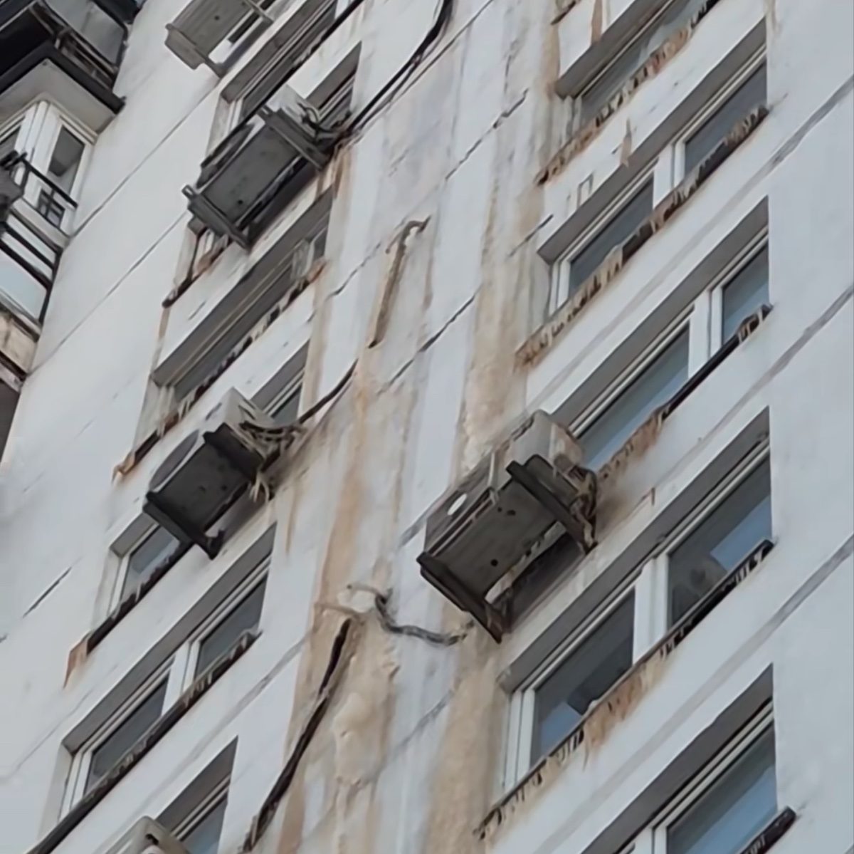 Замерзла вода на фасаді будинки