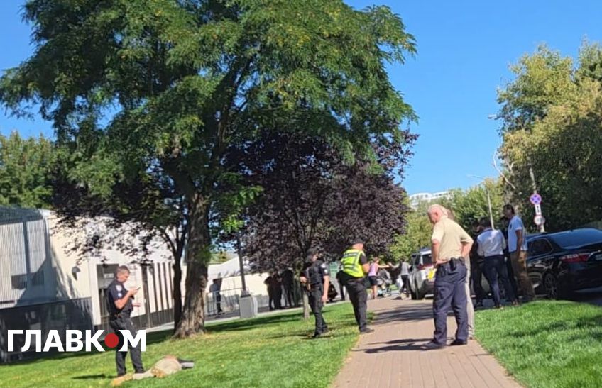 Затриманння чоловіка біля посольства США у Києві