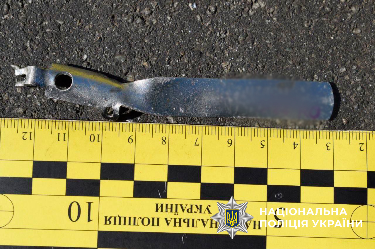 Фрагменти гранати, вилучені на місці події