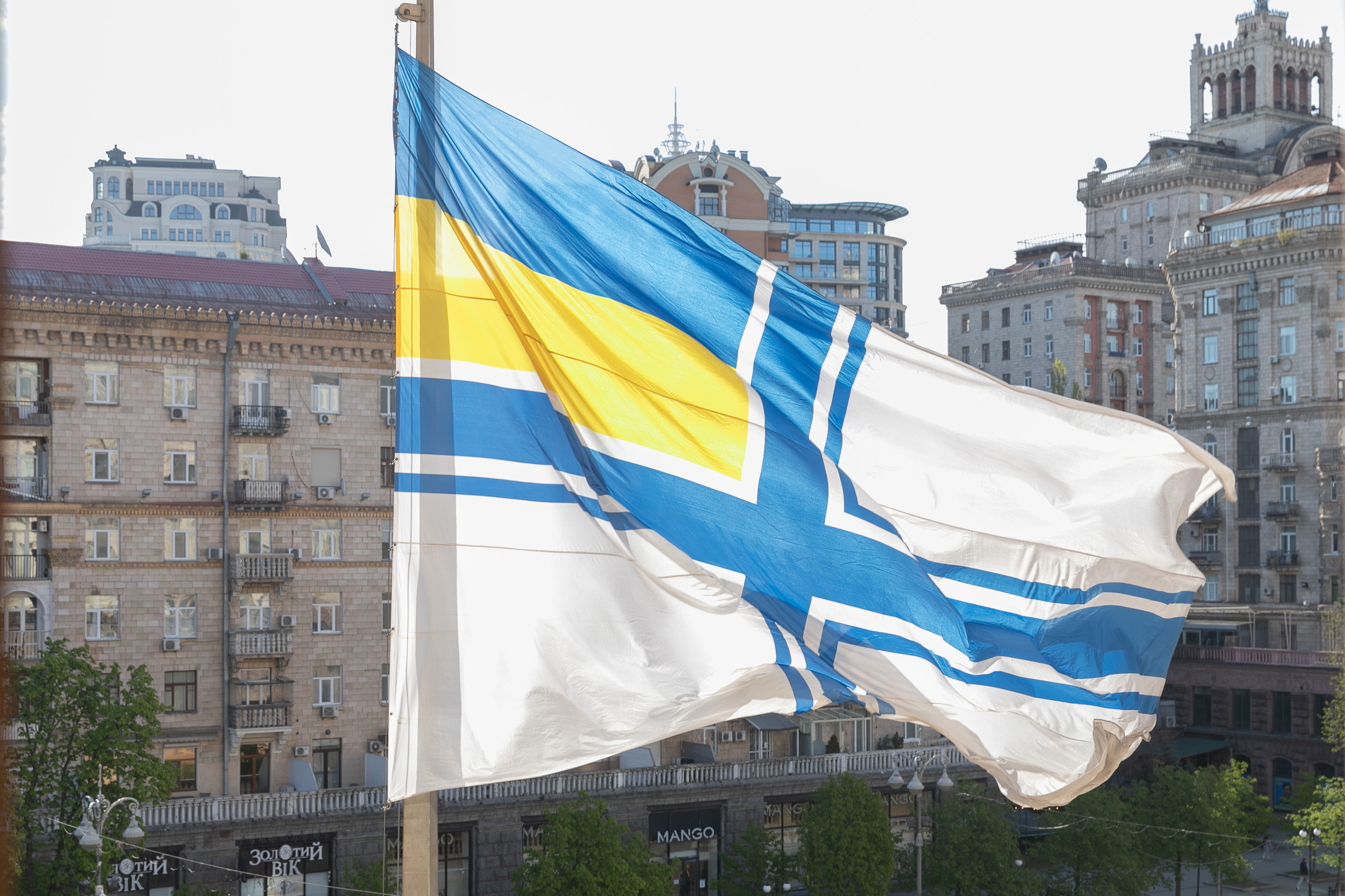 Стяг Військово-морських сил ЗСУ над будівлею столичної мерії