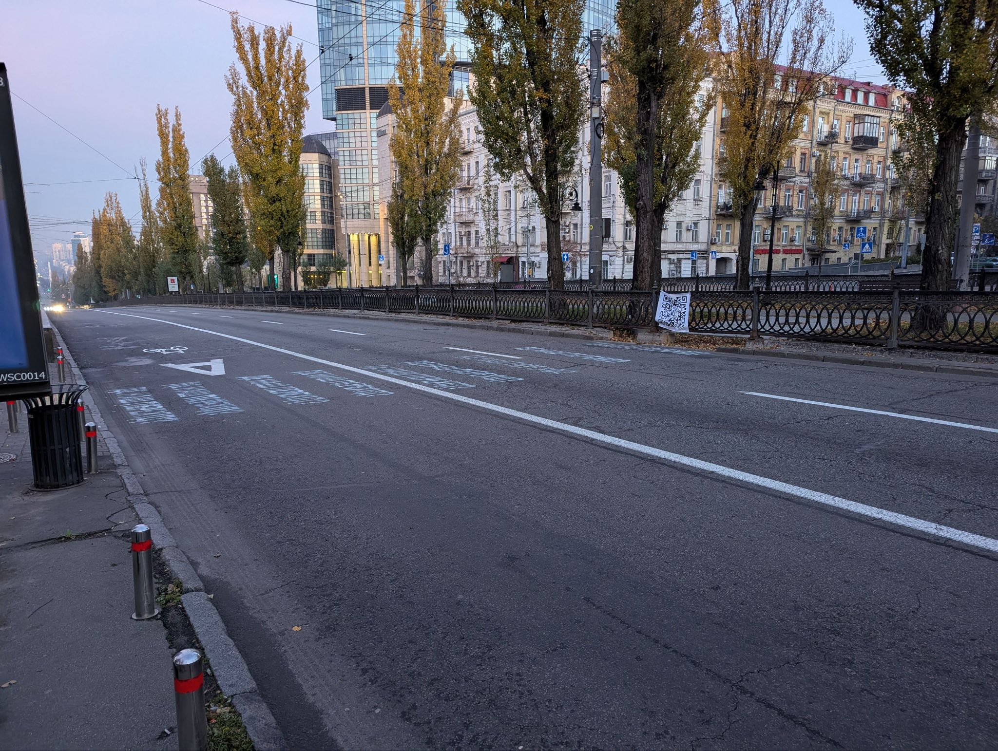 У центрі Києва, біля станції метро «Університет», активісти самостійно нанесли розмітку, що імітує пішохідний перехід