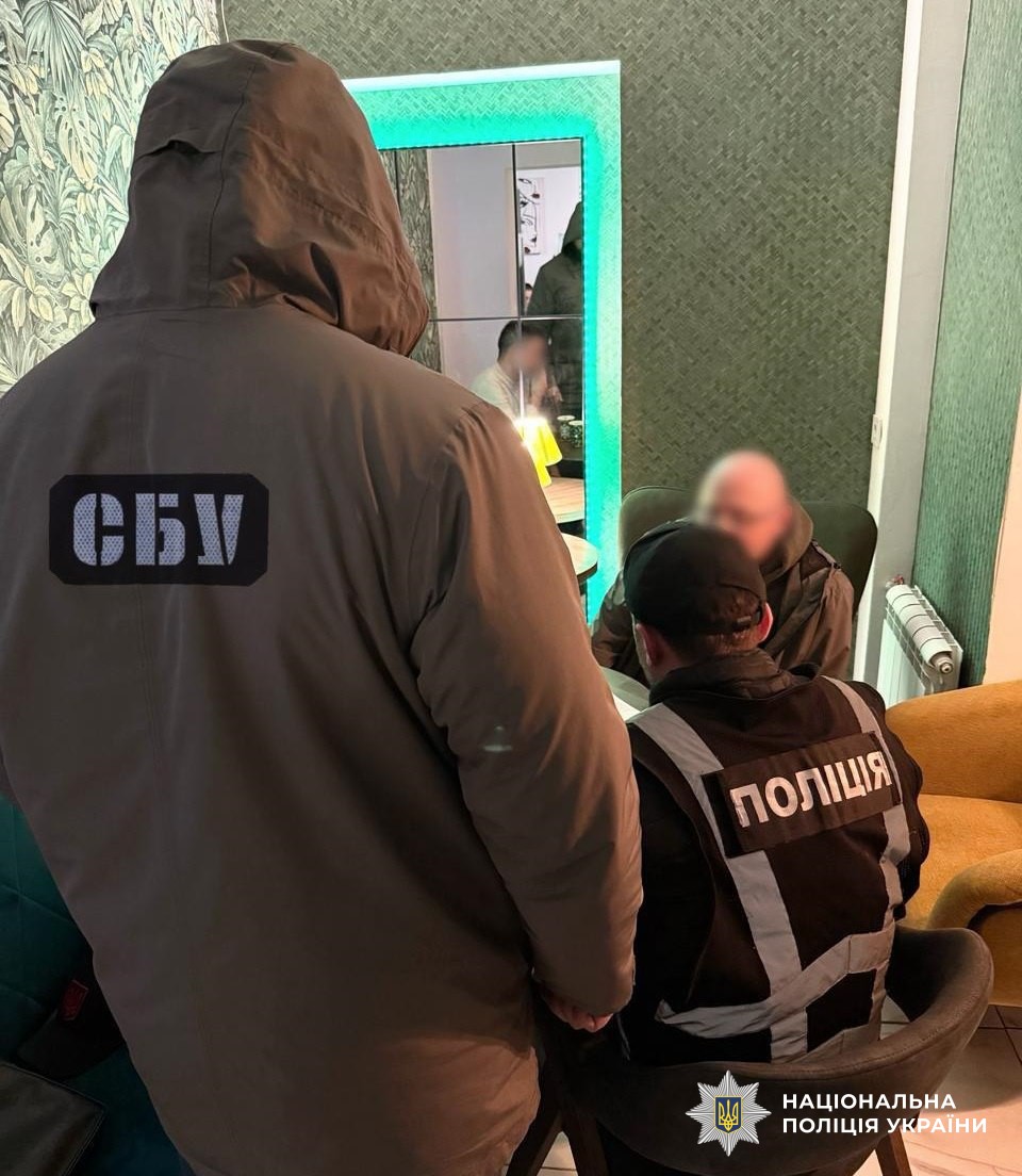 Прокурори Оболонської окружної прокуратури Києва повідомили про підозру двом чоловікам у шахрайстві