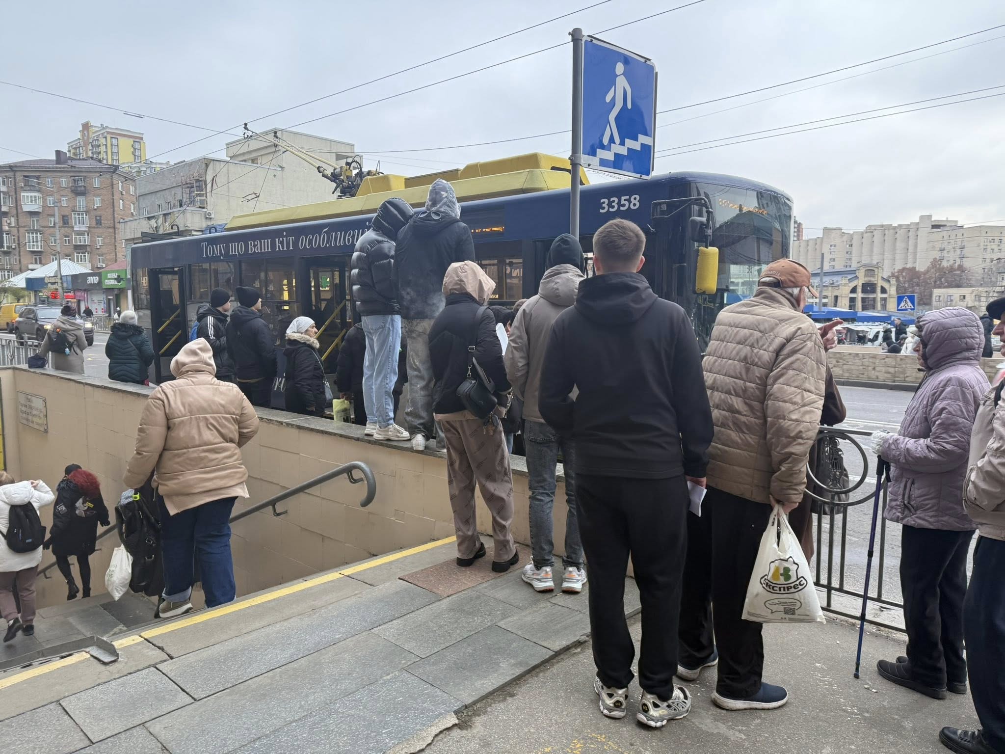 Деякі пасажири ставали на стінку переходу в очікуванні посадки у транспорт, чим наражали себе на небезпеку
