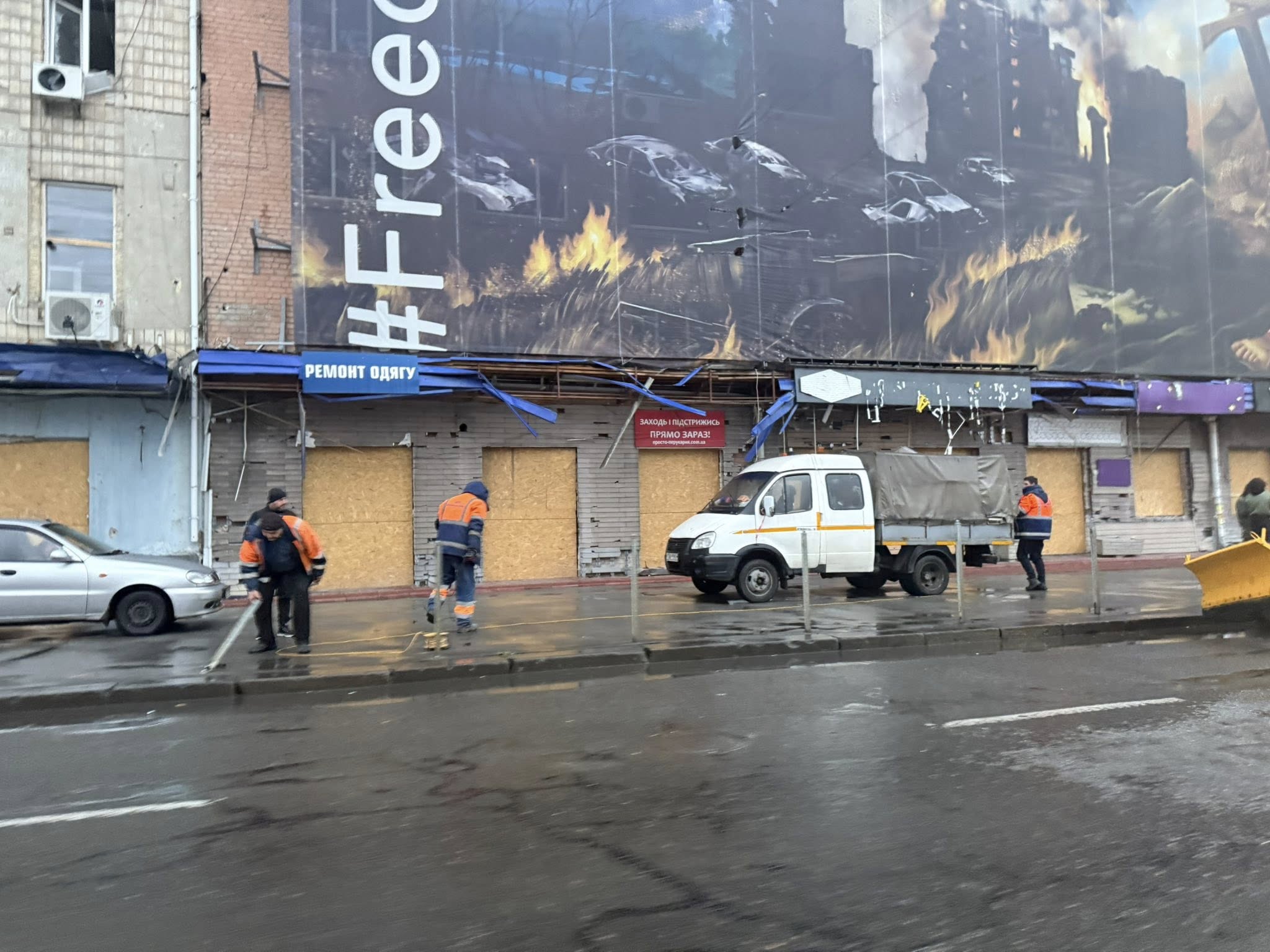 Комунальники демонтували паркан, який заважав облаштувати тимчасову безпечну зупинку