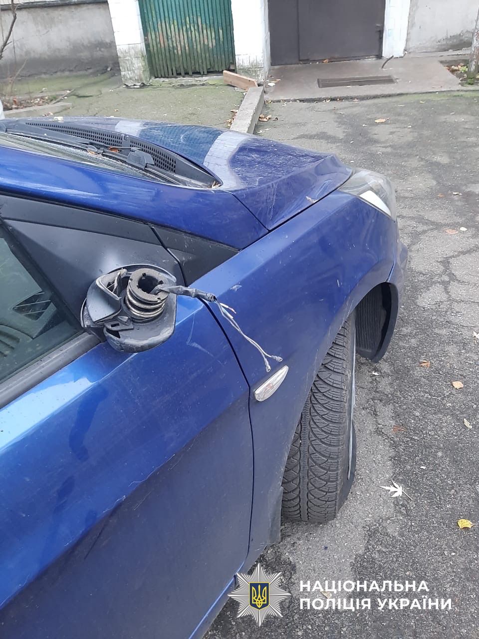 Молодик відламав на автівці дзеркало заднього виду