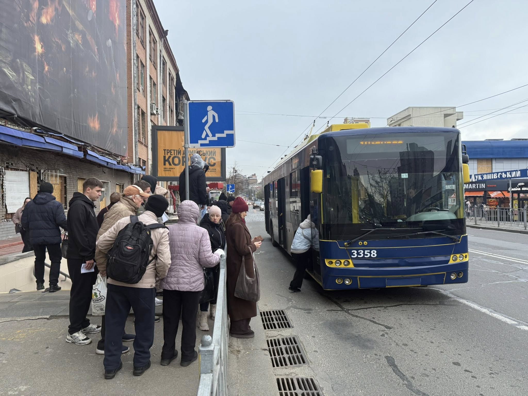 Вже декілька днів після обстрілу заводу біля метро Лукʼянівська заблокована зупинка громадського транспорту