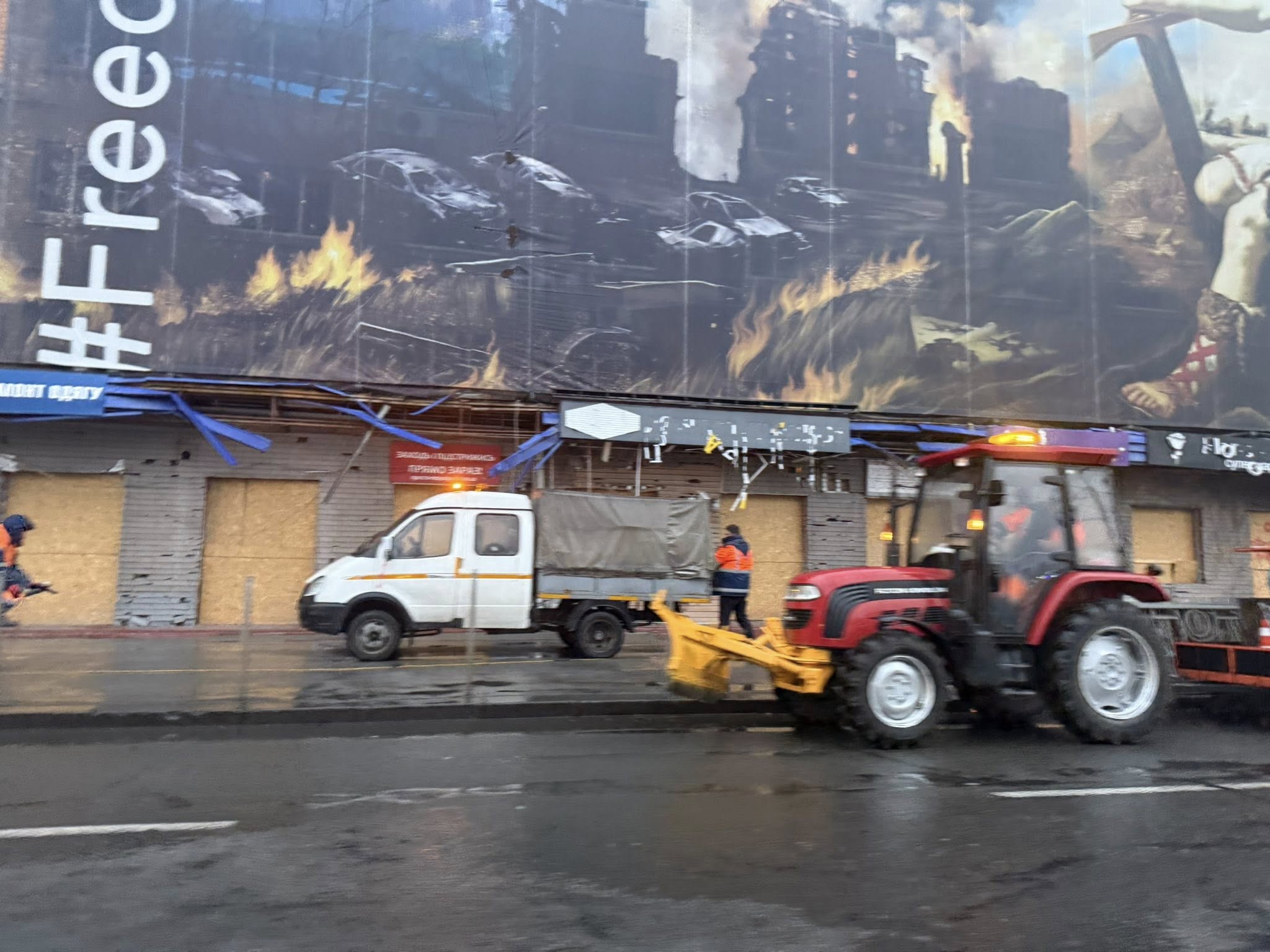 Паркан, що заважав облаштуванню зупинки, демонтували