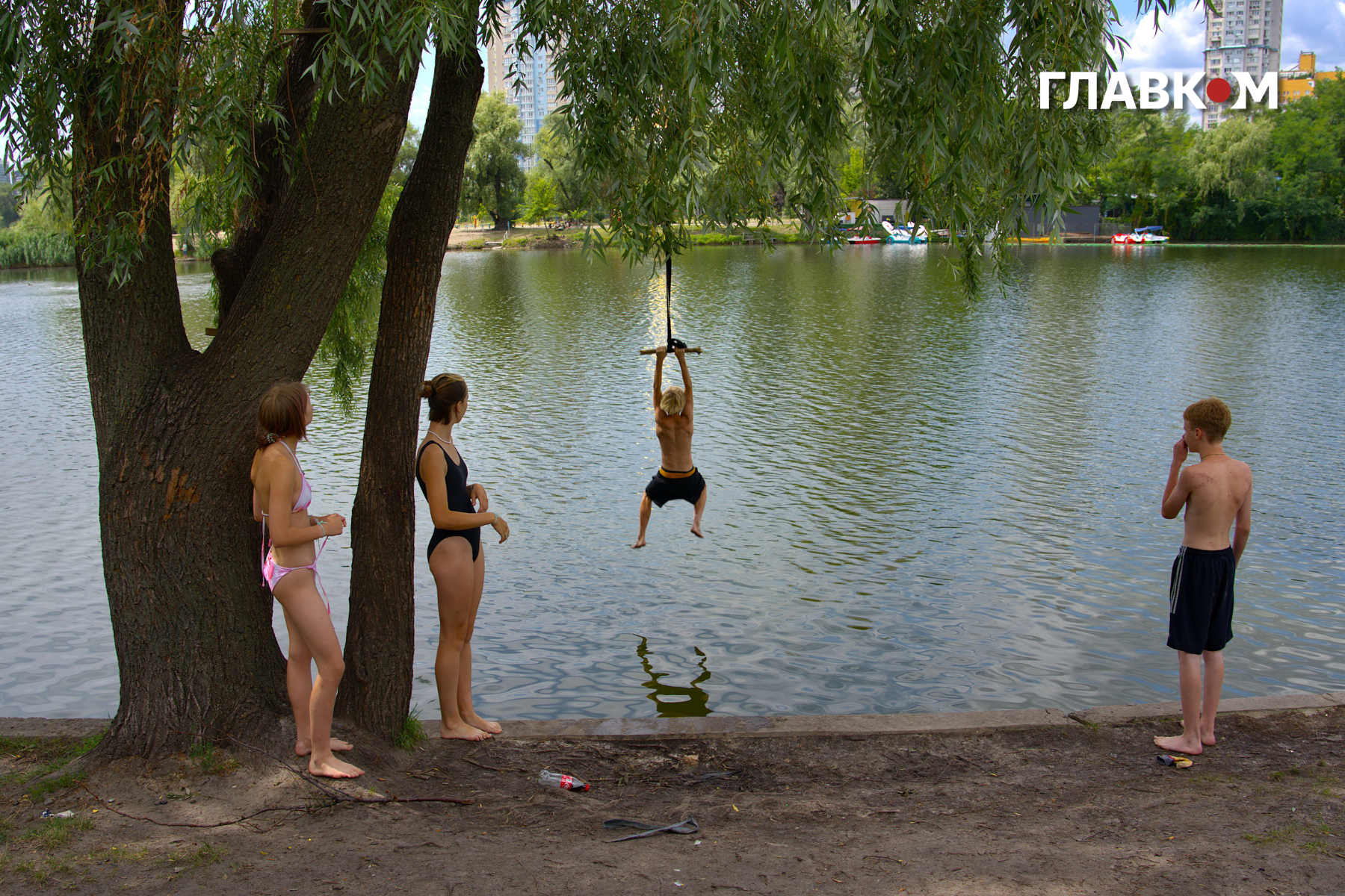 Молодь розважається на тарзанці