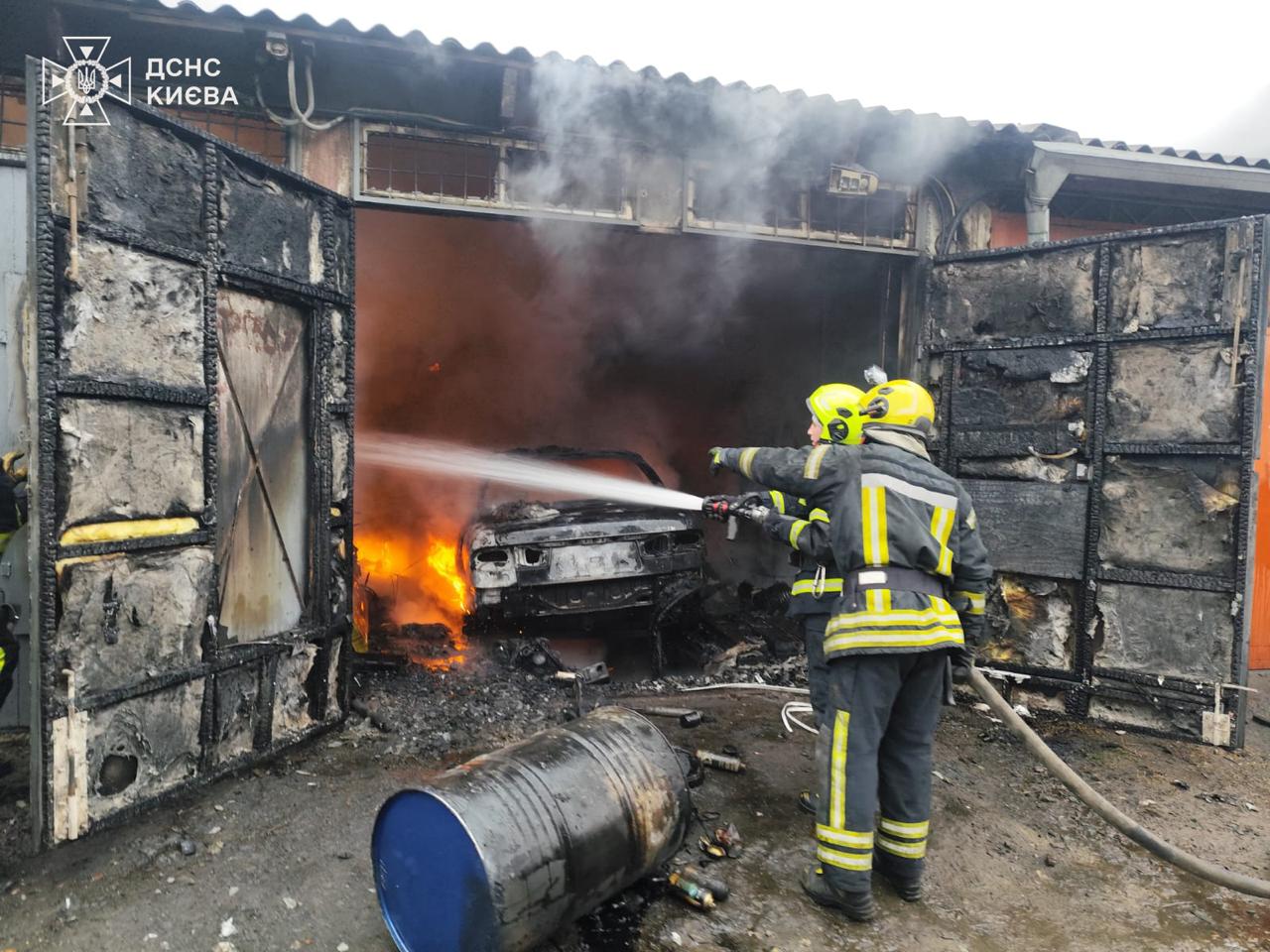 Знищена вогнем автівка в одному з гаражів
