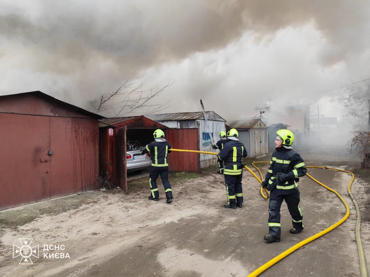 Гасіння пожежі на території гаражного кооперативу