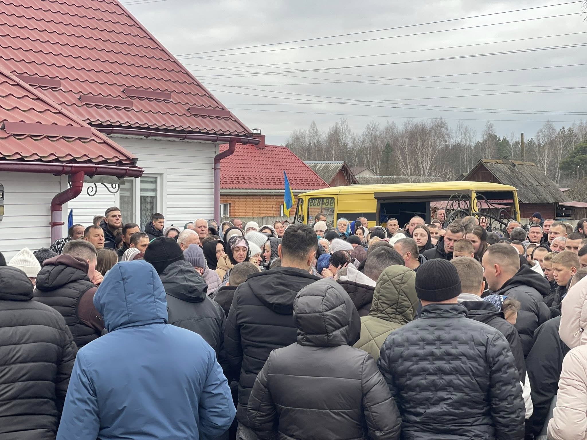 Прощання з воїном біля його будинку у рідному селі