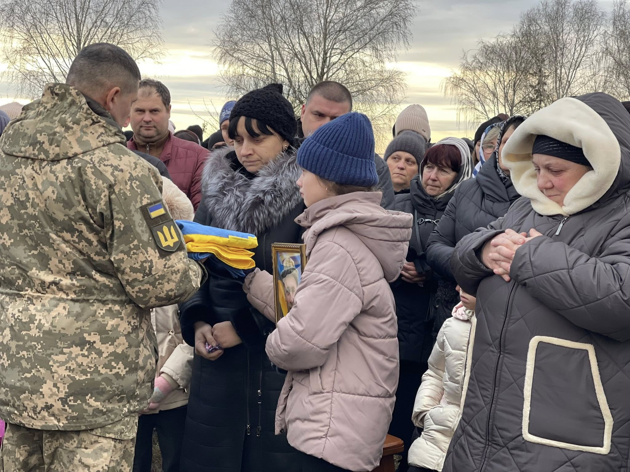 Військові передають родині воїна прапор України