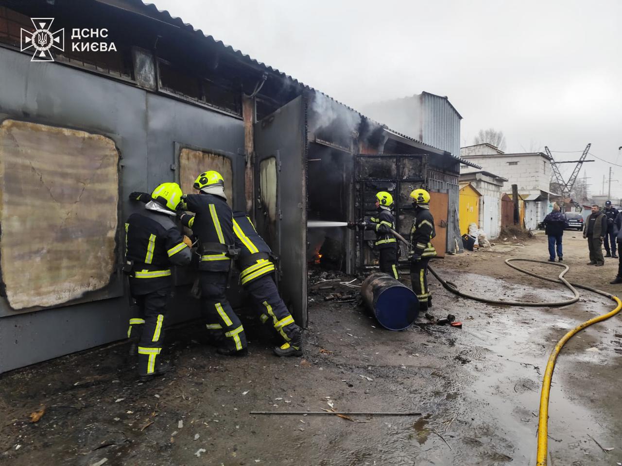 Пожежа охопила 100 кв. м гаражного кооперативу