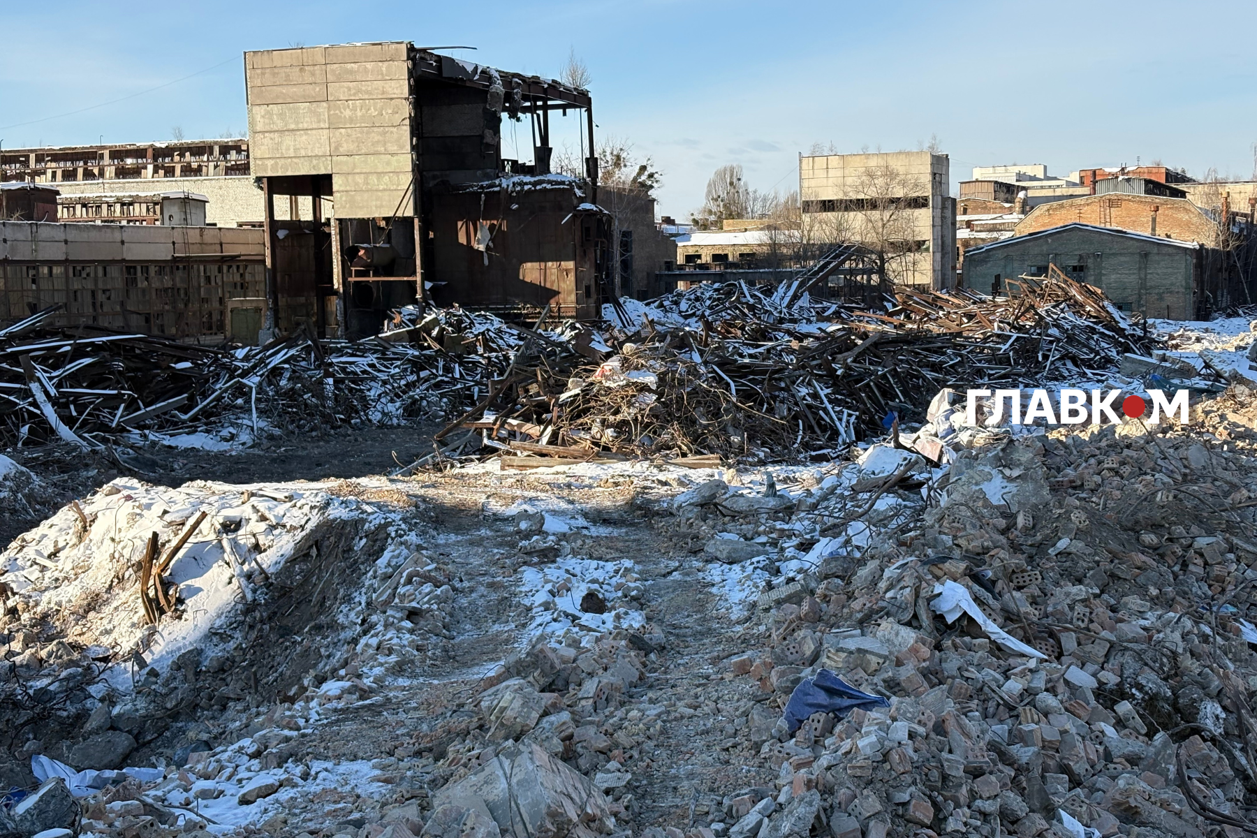 На місці цеху №5 видніються купи цегли і залишків металу