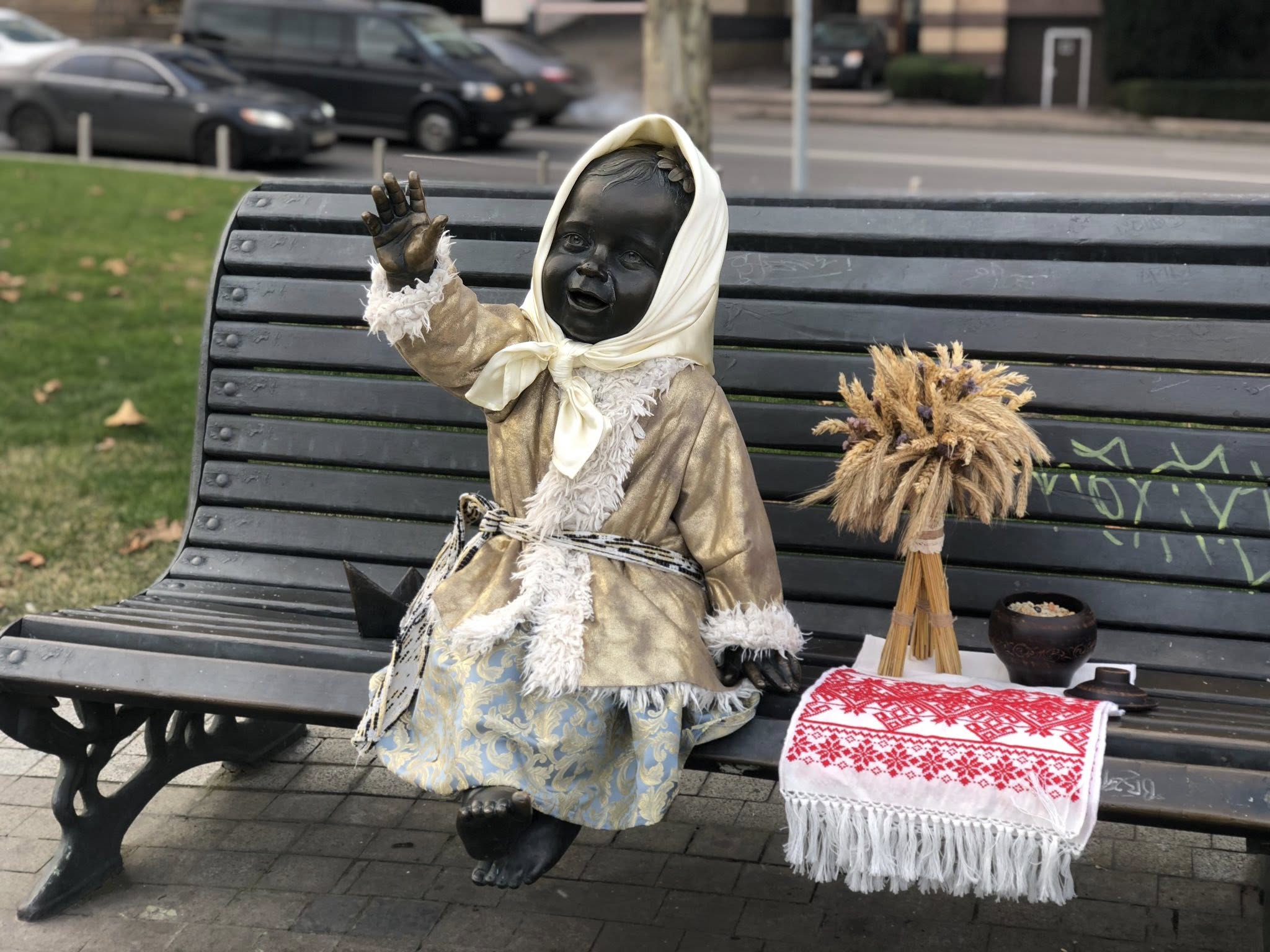 Либідь у кожушку і хустині