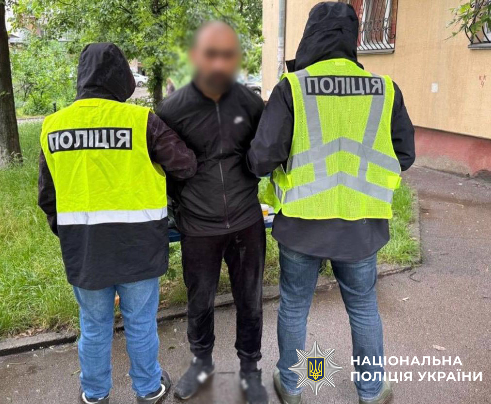 Погрожуючи гранатою зловмисники змусили перехожого перерахувати гроші на їх картку 