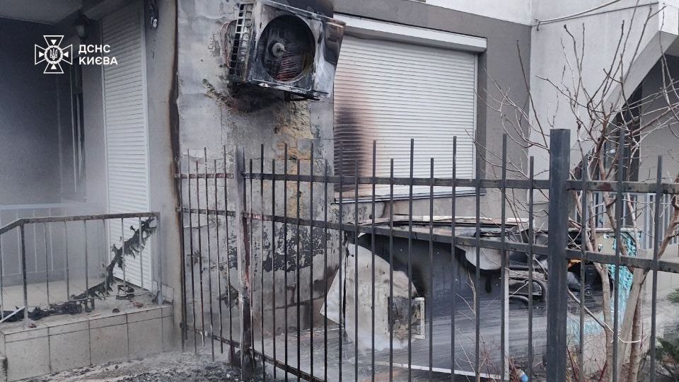 Полум’я перекинулося на фасад житлового будинку