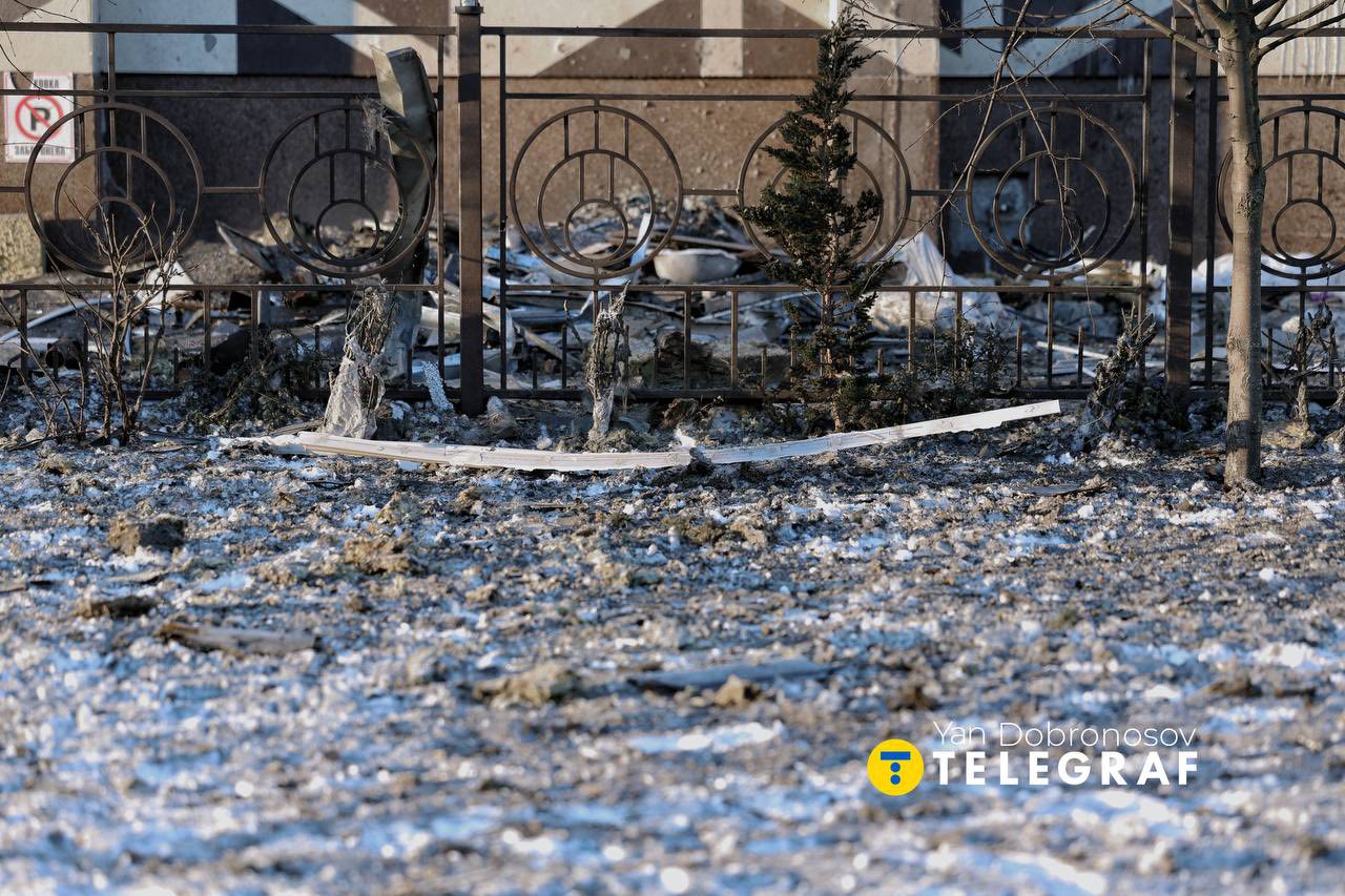 На території центру розкидано уламки пошкодженої будівлі