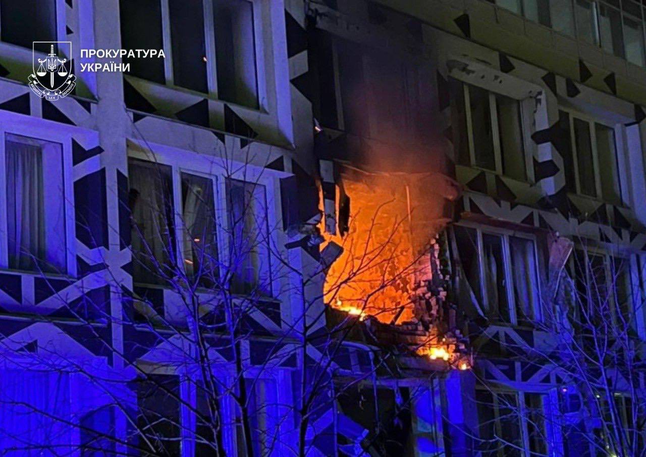 Вночі на місці влучання дрона сталася пожежа