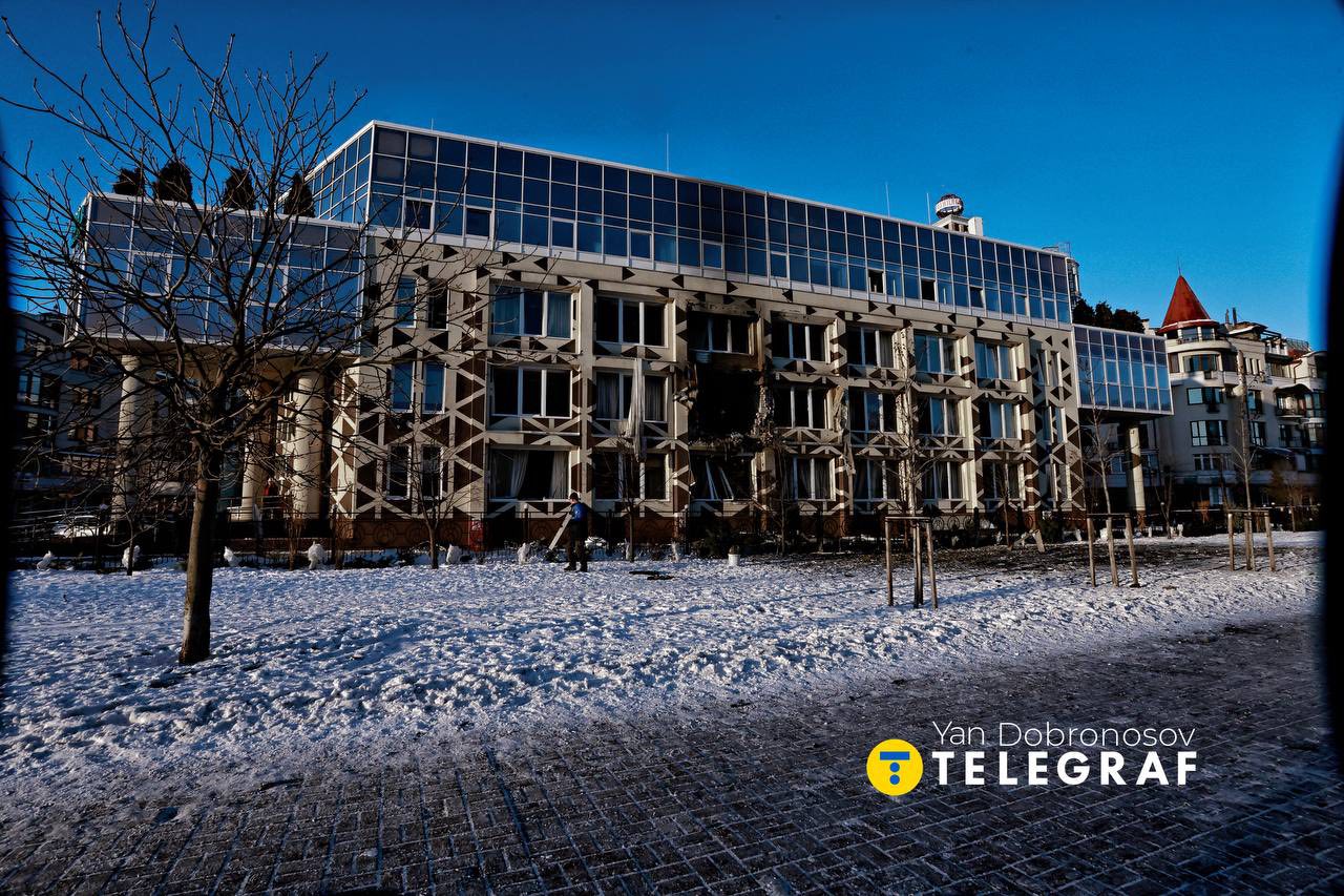 Обгорілий фасад клініки на Оболонській набережній