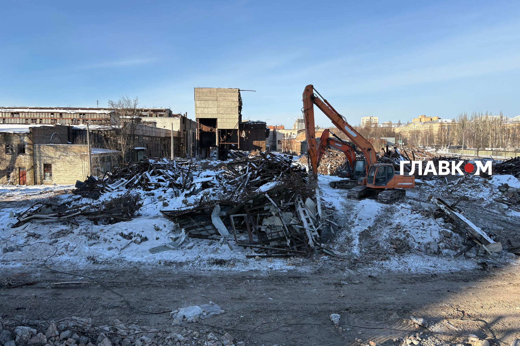 На території п'ятого цеху заводу «Більшовик» працює спецтехніка