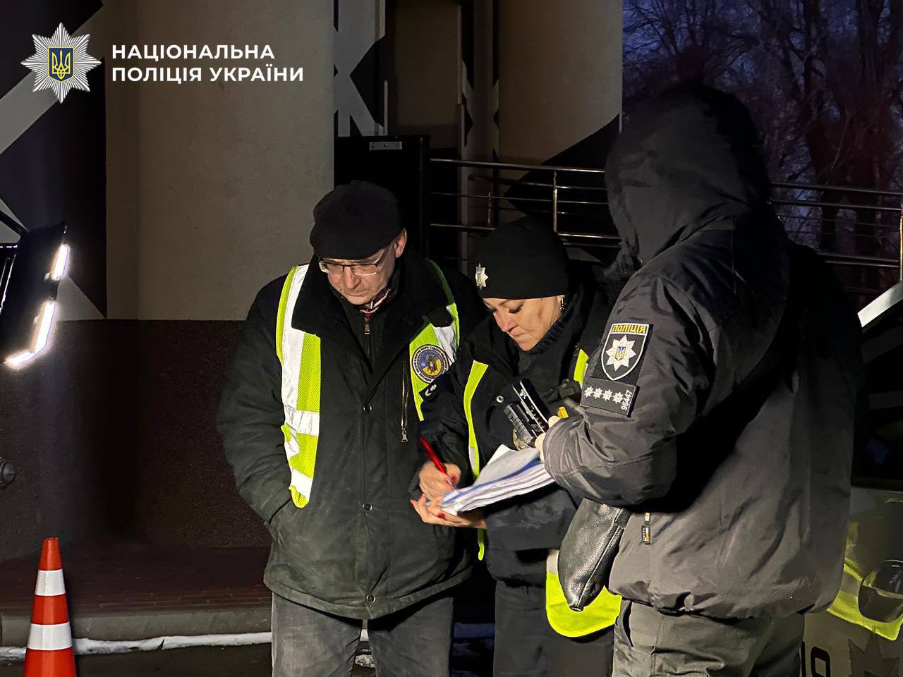 Поліцейські працюють на місці влучання та документують наслідки ворожої атаки