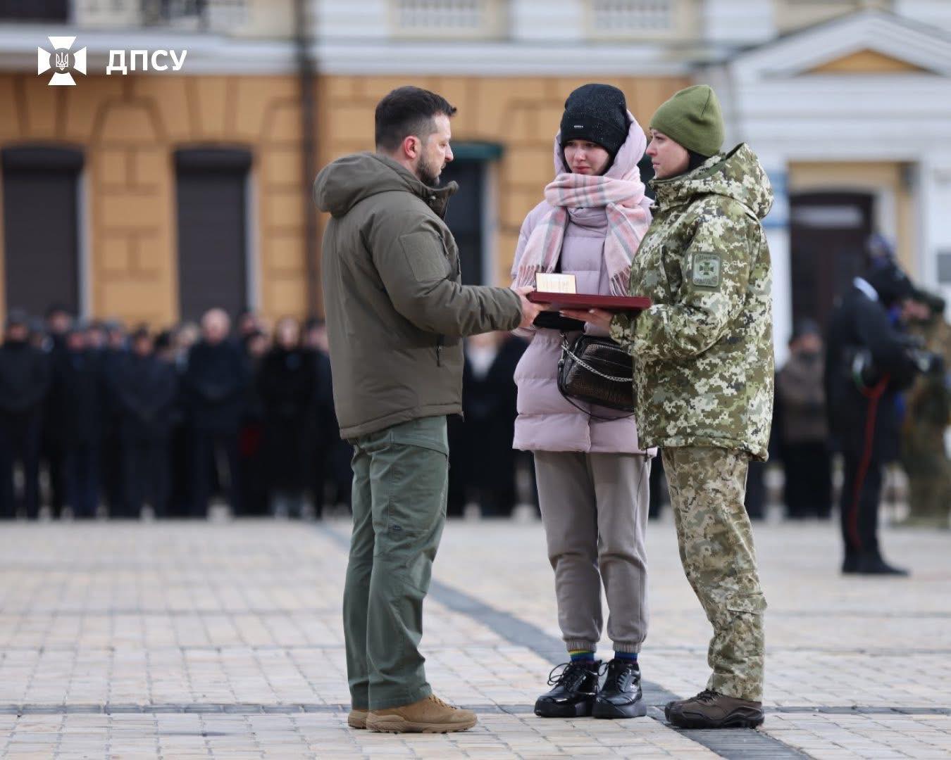 Дружина та донька Юрія Юрчика отримують нагороду Героя з рук президента 