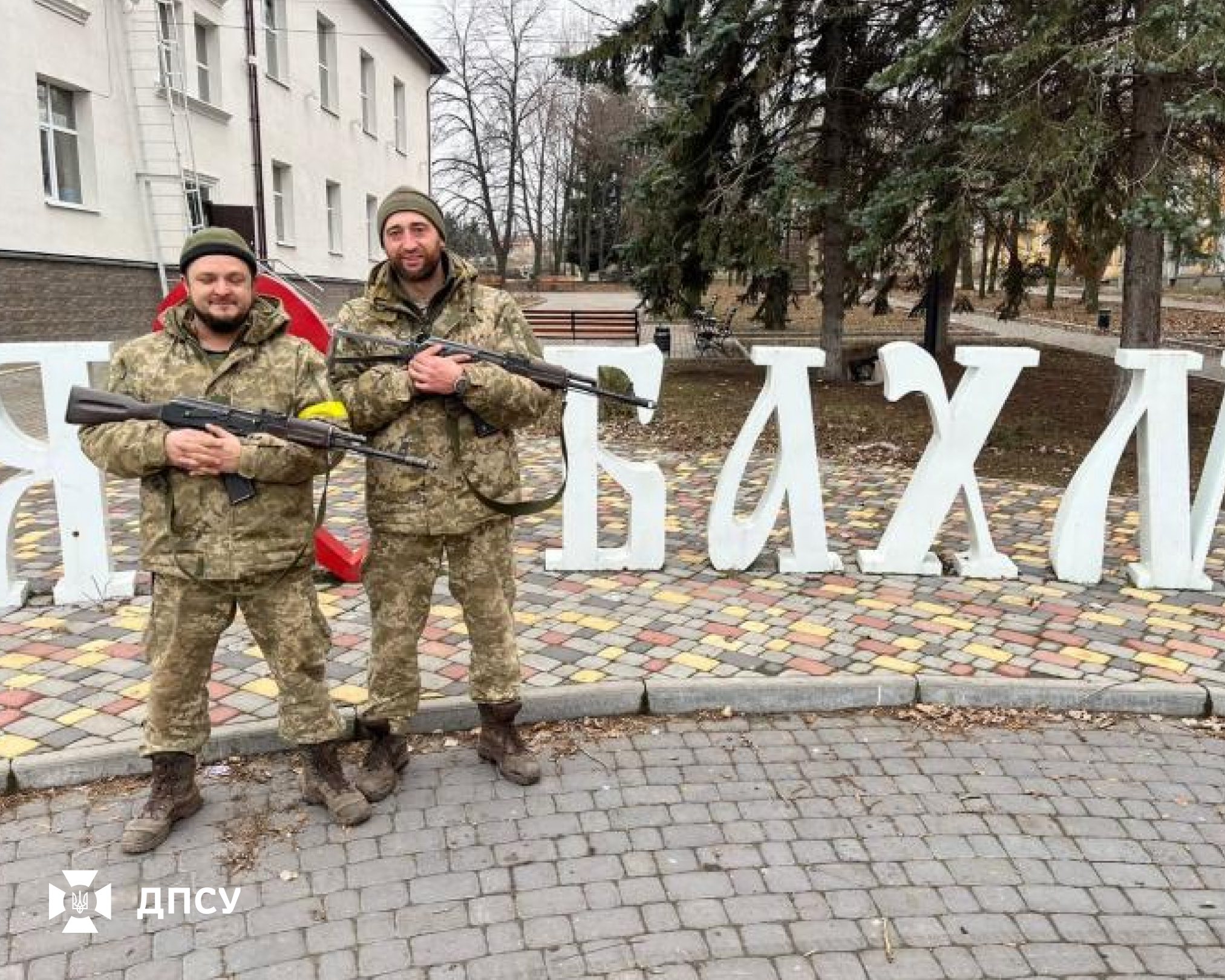 Артем Попов з побратимом у Бахмуті