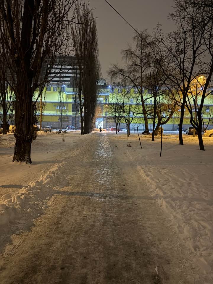 Повертаючись додому пізно ввечері 6 січня, кияни намагалися йти засніженим узбіччям уздовж тротуарів, щоб не послизнутися на льоду