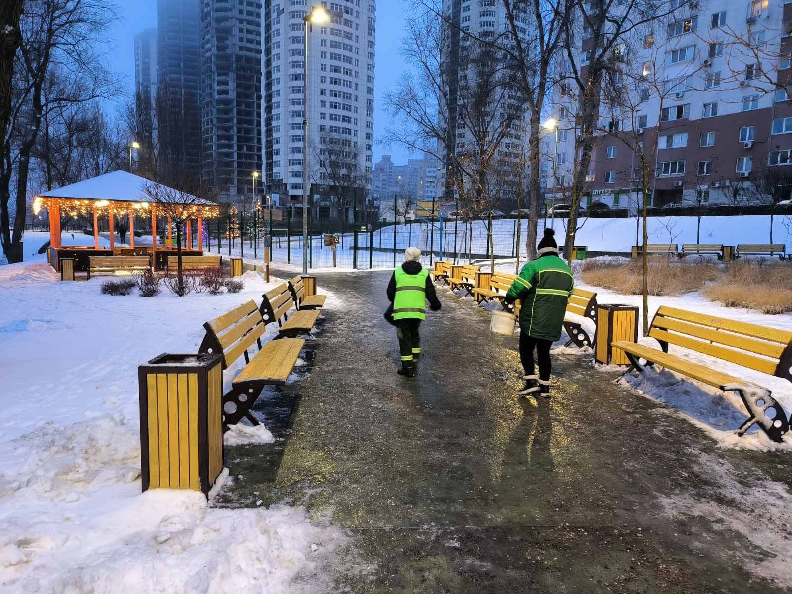 У зелених зонах тривають протиожеледні роботи