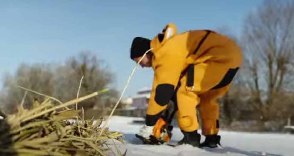 Працівники роблять ополонки за допомогою електроінструментів