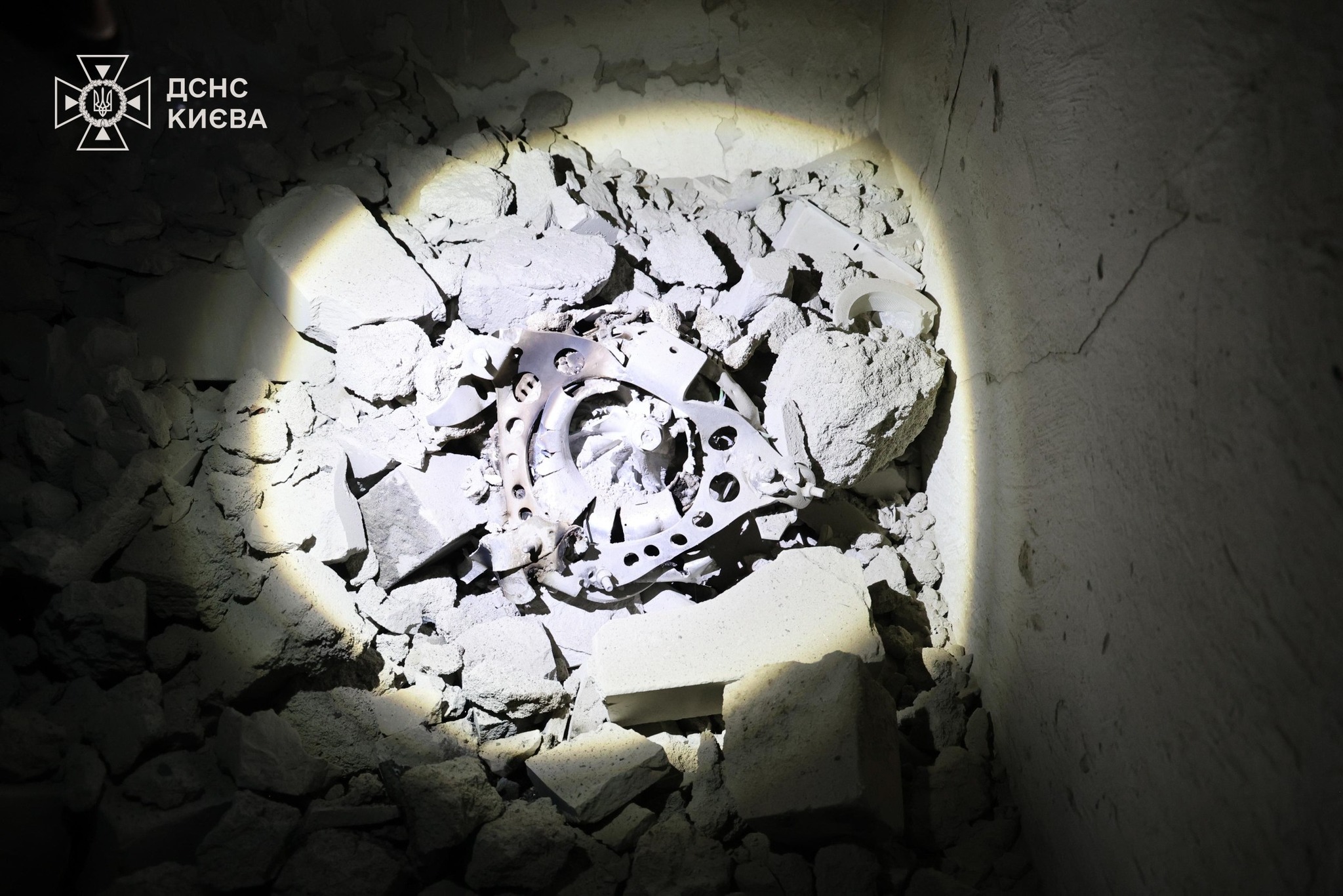 Уламки дрона, знайдені рятувальниками