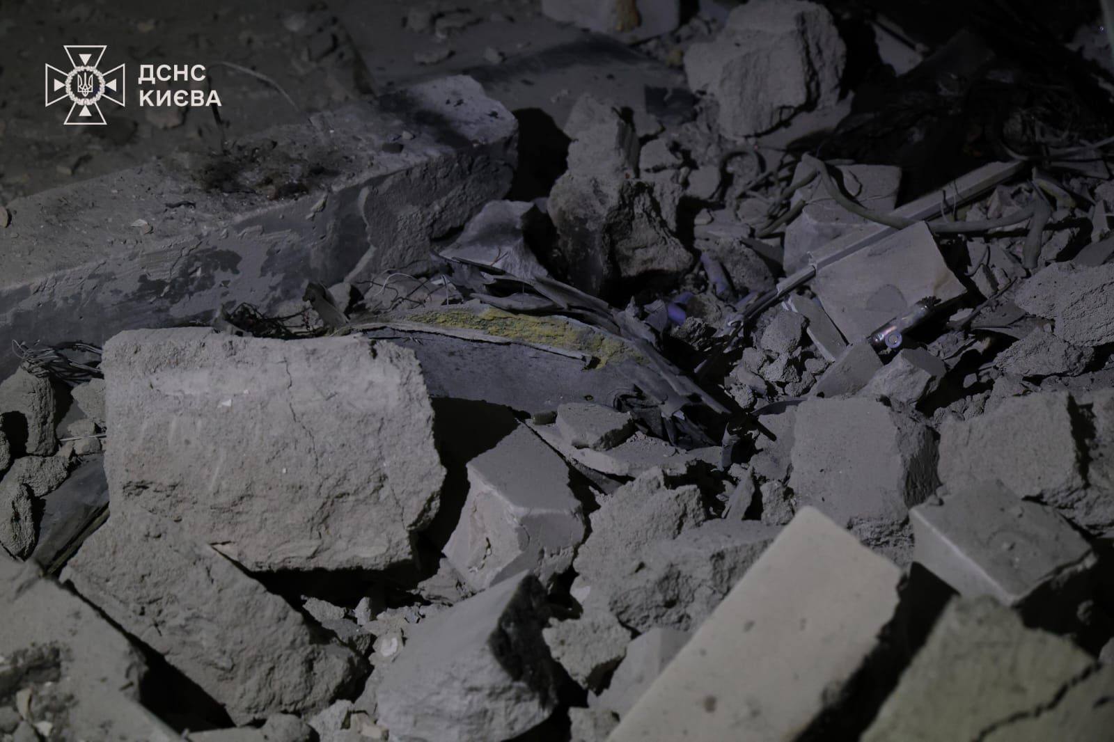 Внаслідок влучання уламків дрона було зруйновано близько 4 кв. м зовнішньої стіни