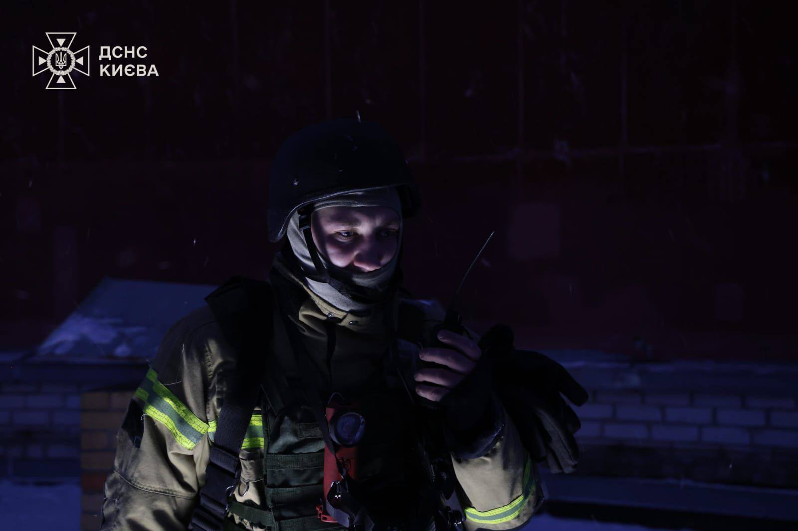 Рятувальники обстежили технічний поверх та дах будинку