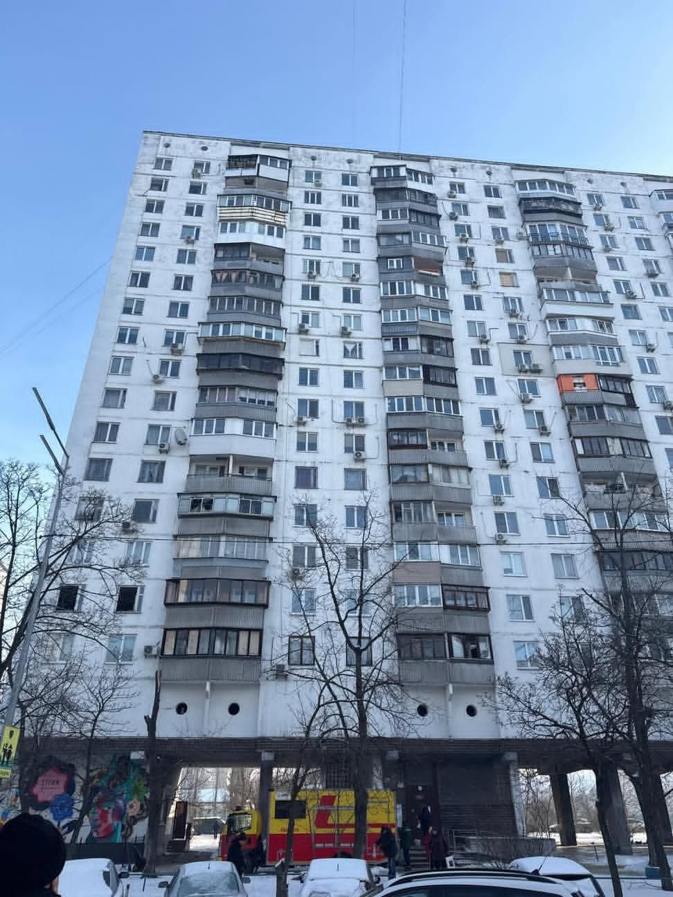 Машина аварійної бригади біля будинку на бульварі Ігоря Шамо 14