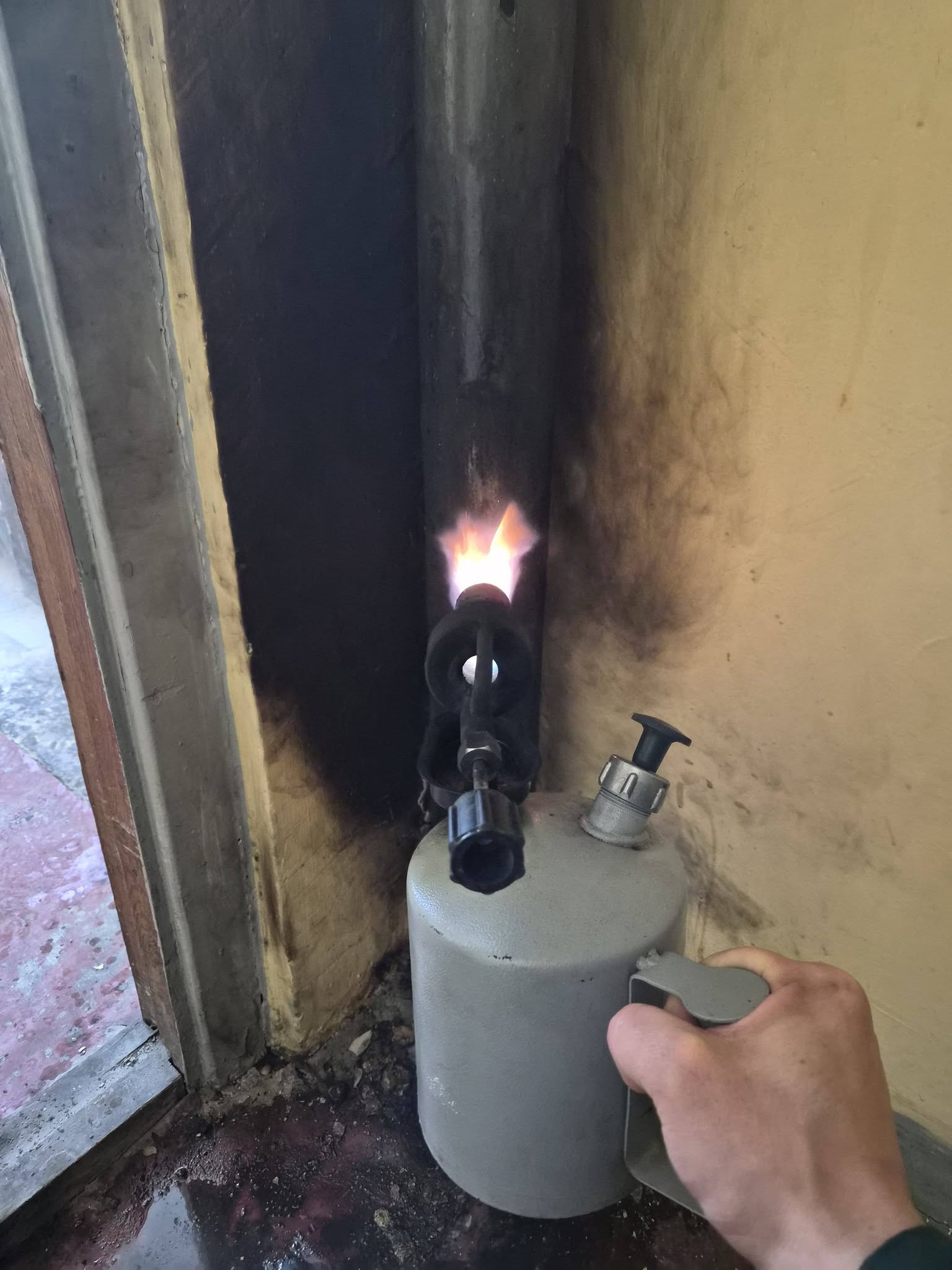 Люди намагаються відігрити труби у будинку