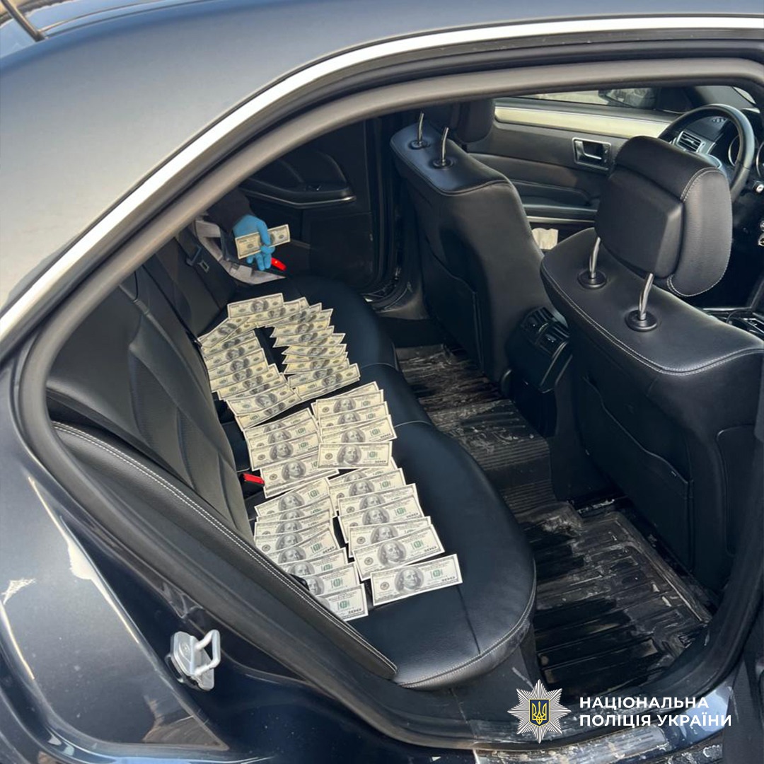 Поліцейські затримали зловмисника одразу після отримання першої частини коштів