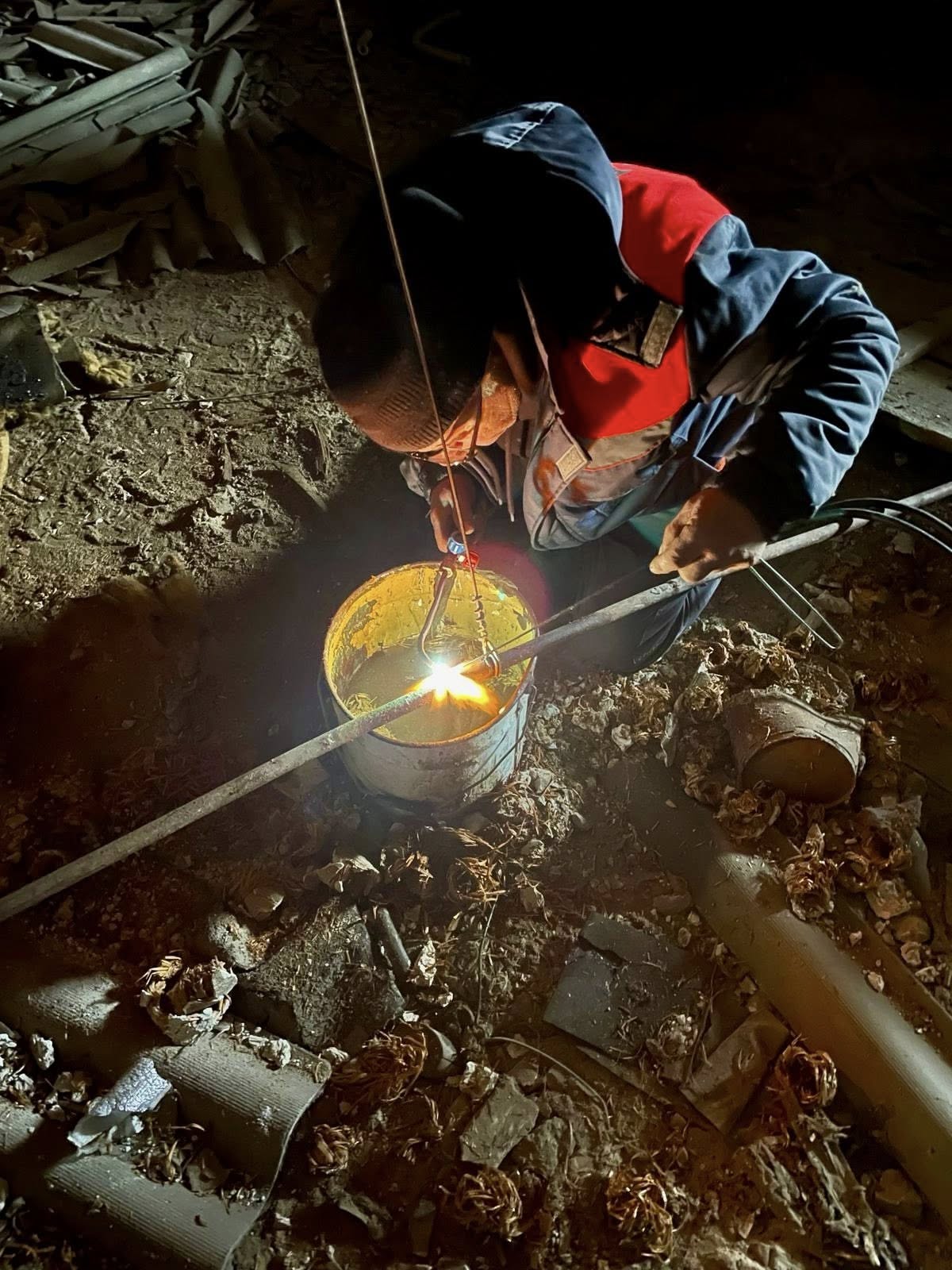 Львівські фахівці допомагають повертати тепло у квартири киян після ворожого обстрілу