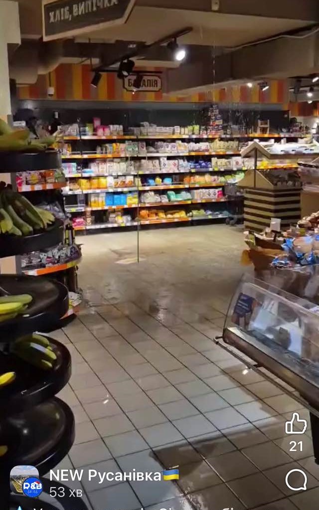 Наслідки прориву труби в «Сільпо» на Русанівці: вода швидко залила торговельну залу