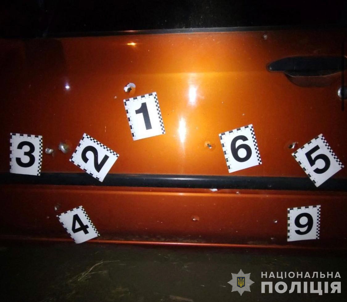 Внаслідок вибуху два автомобілі зазнали пошкоджень