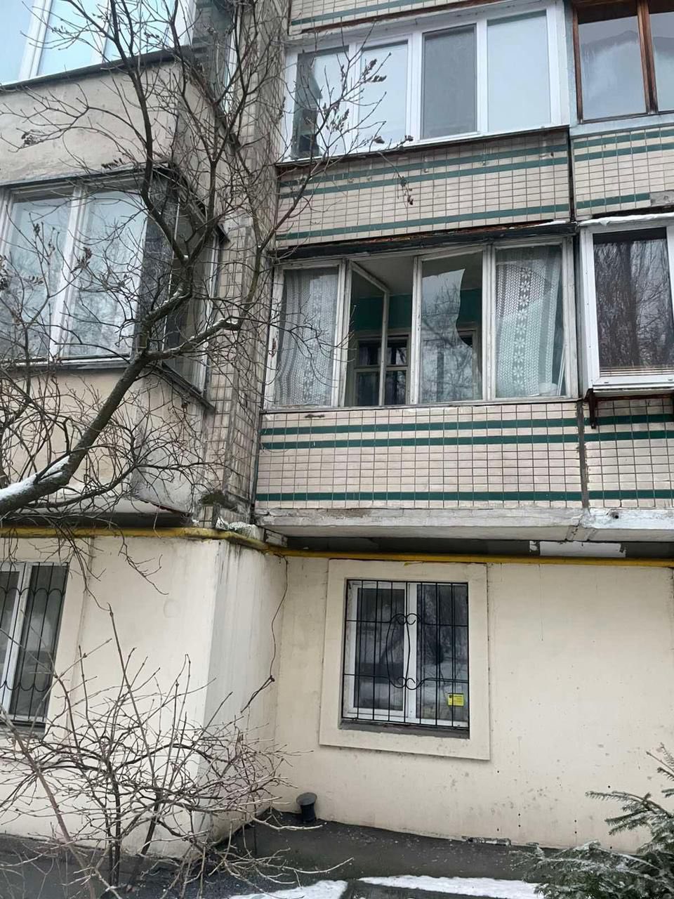 Пошкоджені вікна у будинку у Голосіївському районі