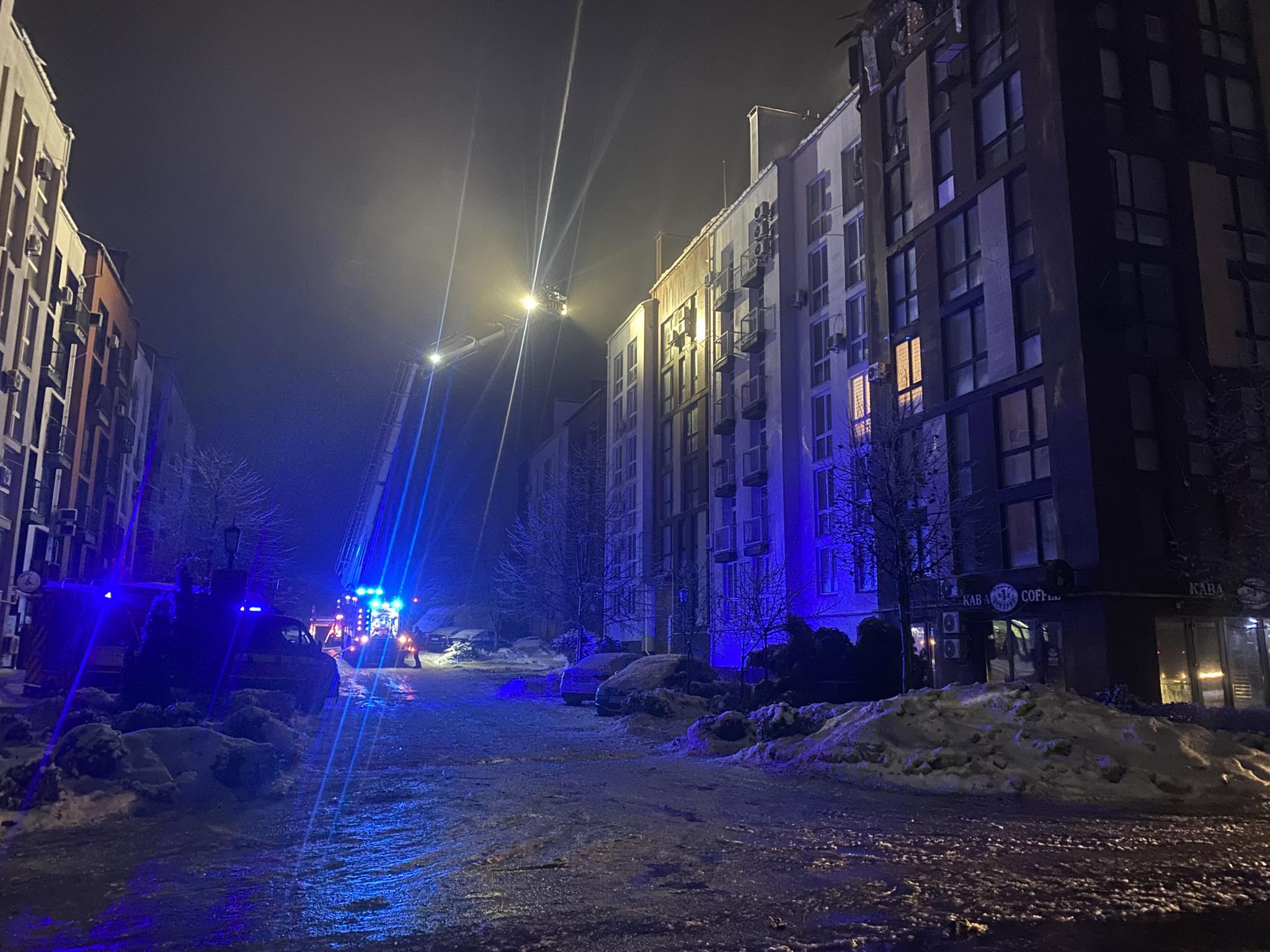 Рятувальні служби працюють на місці влучання дрона у Білогородці