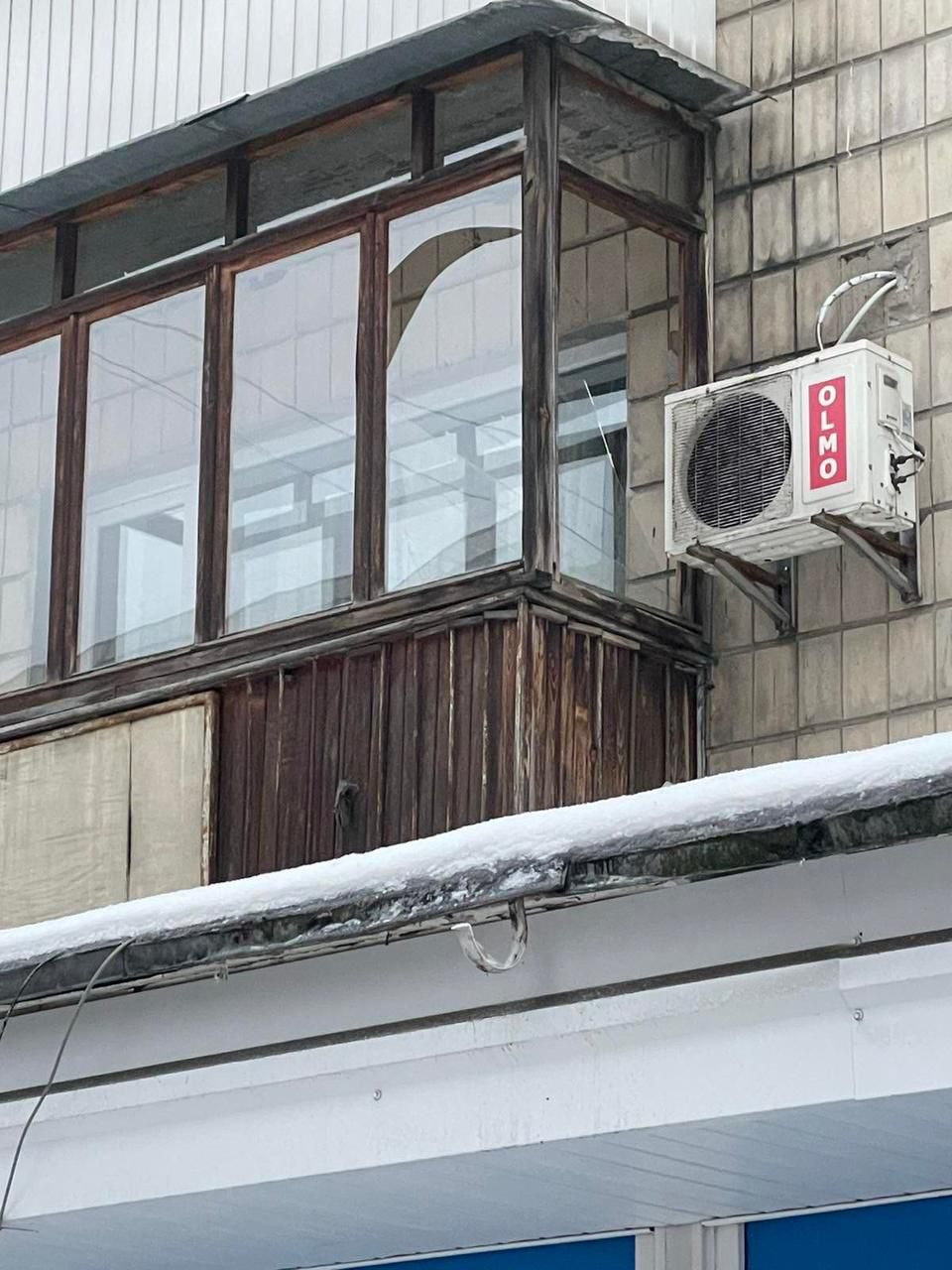 Розбите скло у одному з будинків у Голосіївському районі