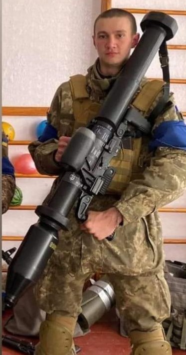 За місяць до повномасштабного вторгнення хлопця відправили на навчання до Львова, де він опановував фах гранатометника