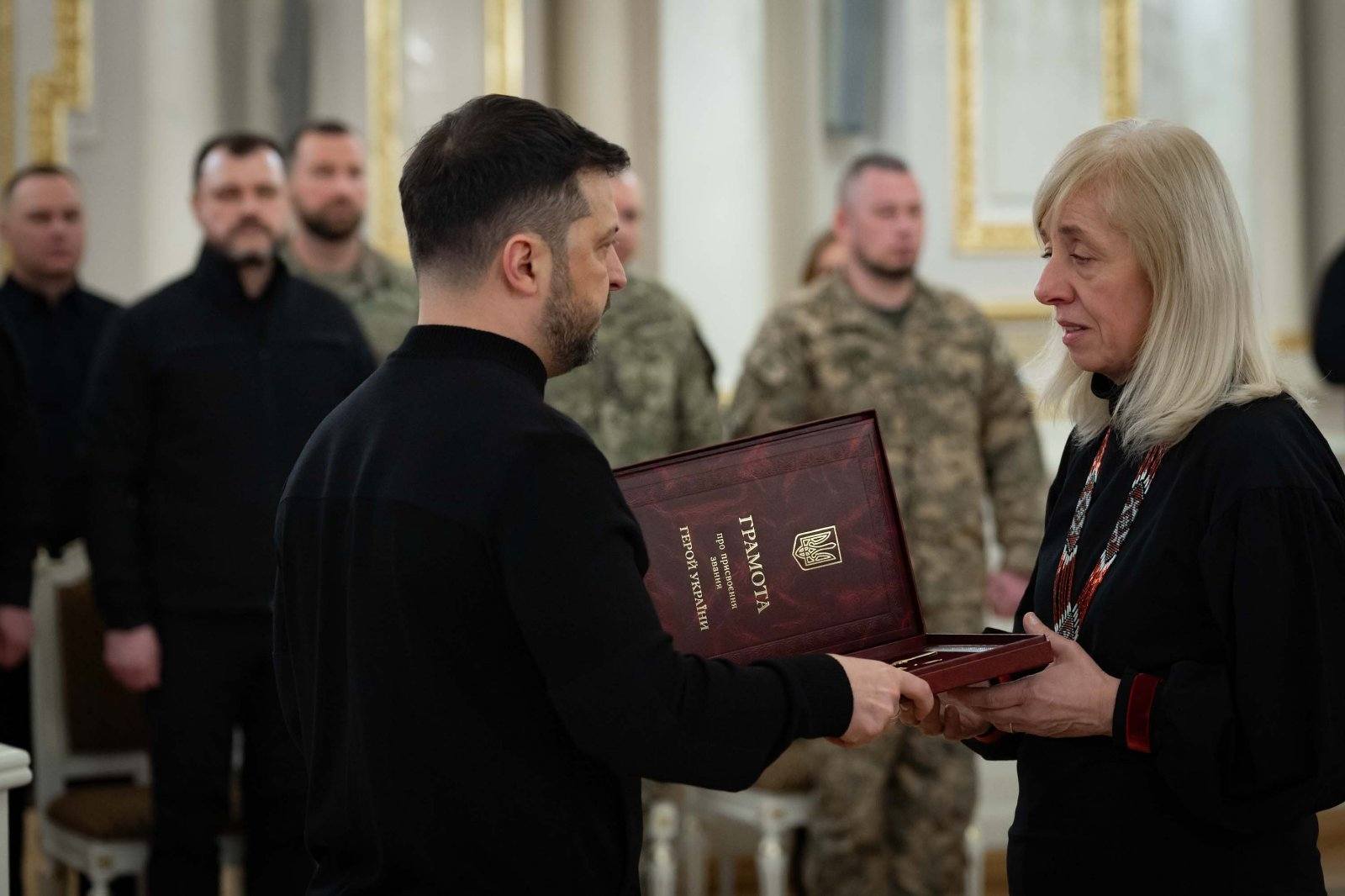 Мама Максима Ємця отримує Золоту Зірку Героя замість полеглого сина