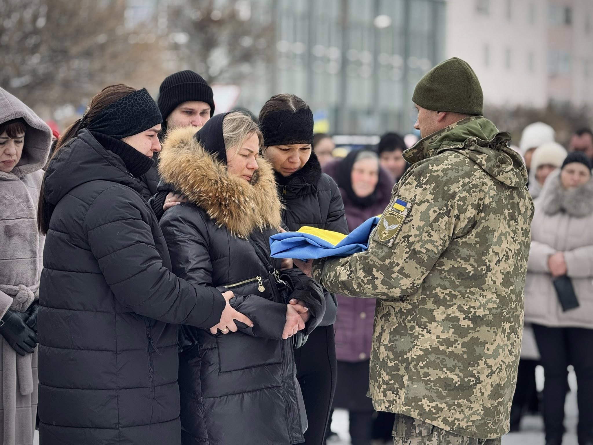 Військовий вручає прапор України рідним захисника