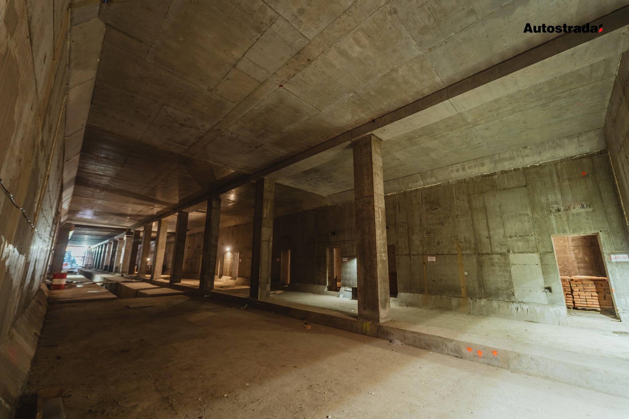 Зведення підземного пішохідного переходу через проспект Європейського Союзу до станції «Варшавська»