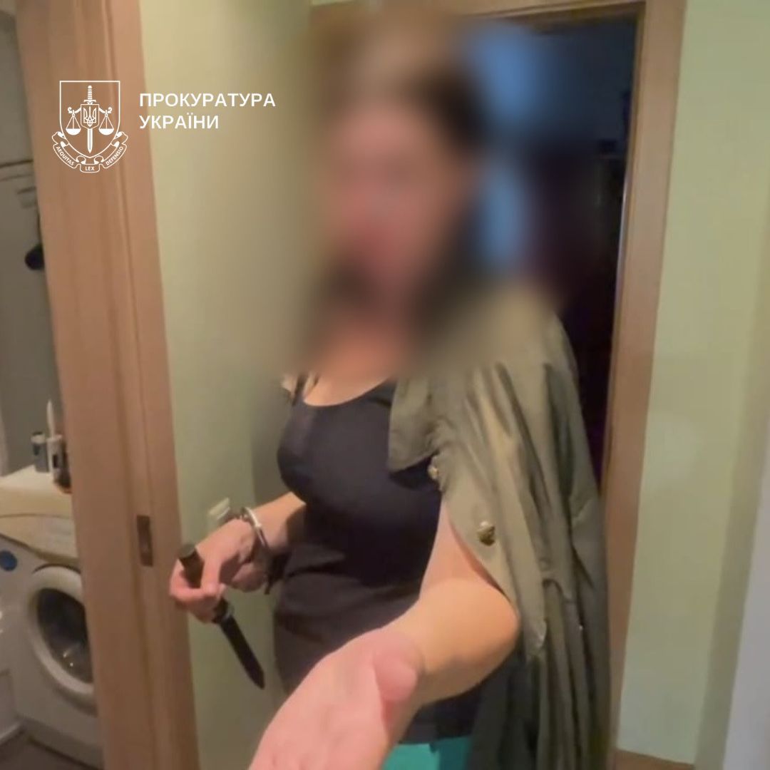 Жінка під час проведення слідчого експерименту