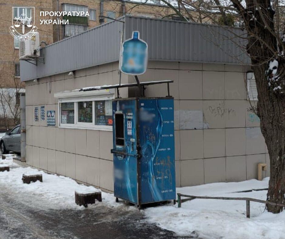 За даними слідства, нспектор за $1,5 тис. пообіцяв «не помічати» автомати з питною водою, розміщені в Дніпровському районі без дозволів